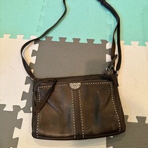 Brighton used leather crossbody bag. Magnetized pocket w/compartments